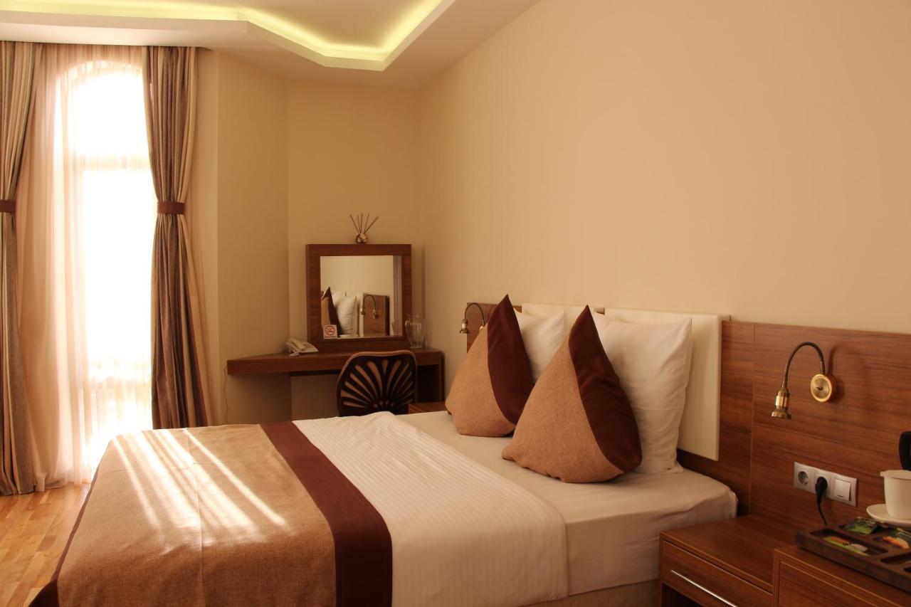 Leon Boutique Hotel Sukhumi Ngoại thất bức ảnh