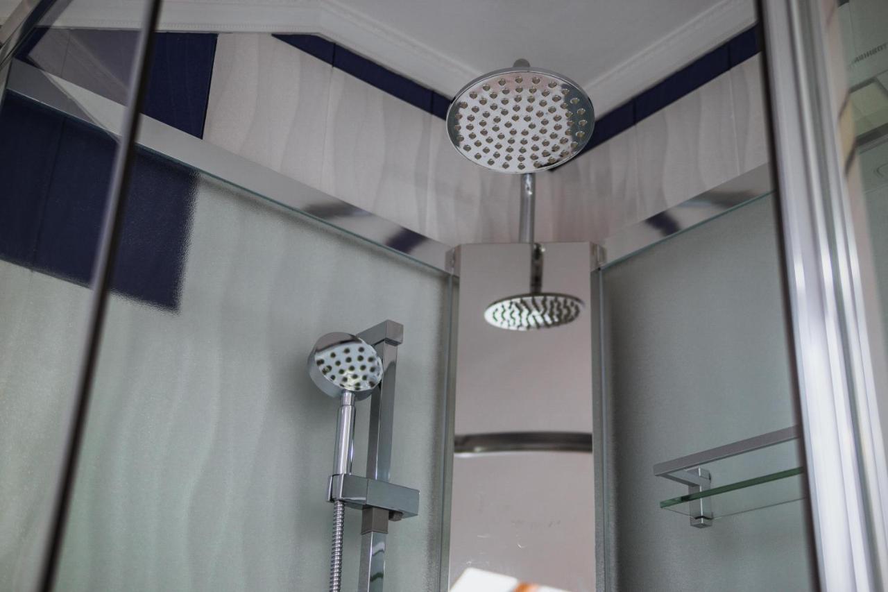 Leon Boutique Hotel Sukhumi Ngoại thất bức ảnh