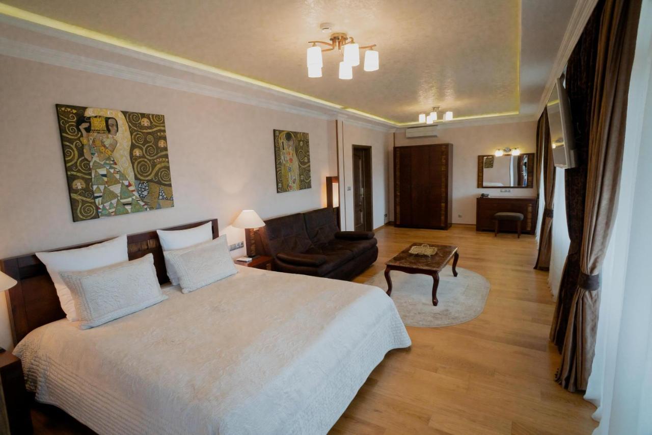 Leon Boutique Hotel Sukhumi Ngoại thất bức ảnh