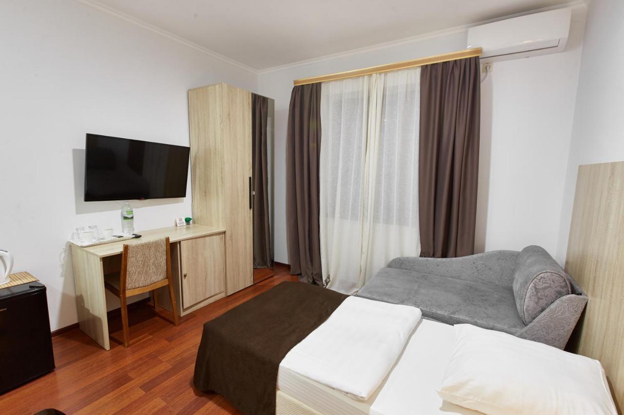 Leon Boutique Hotel Sukhumi Ngoại thất bức ảnh