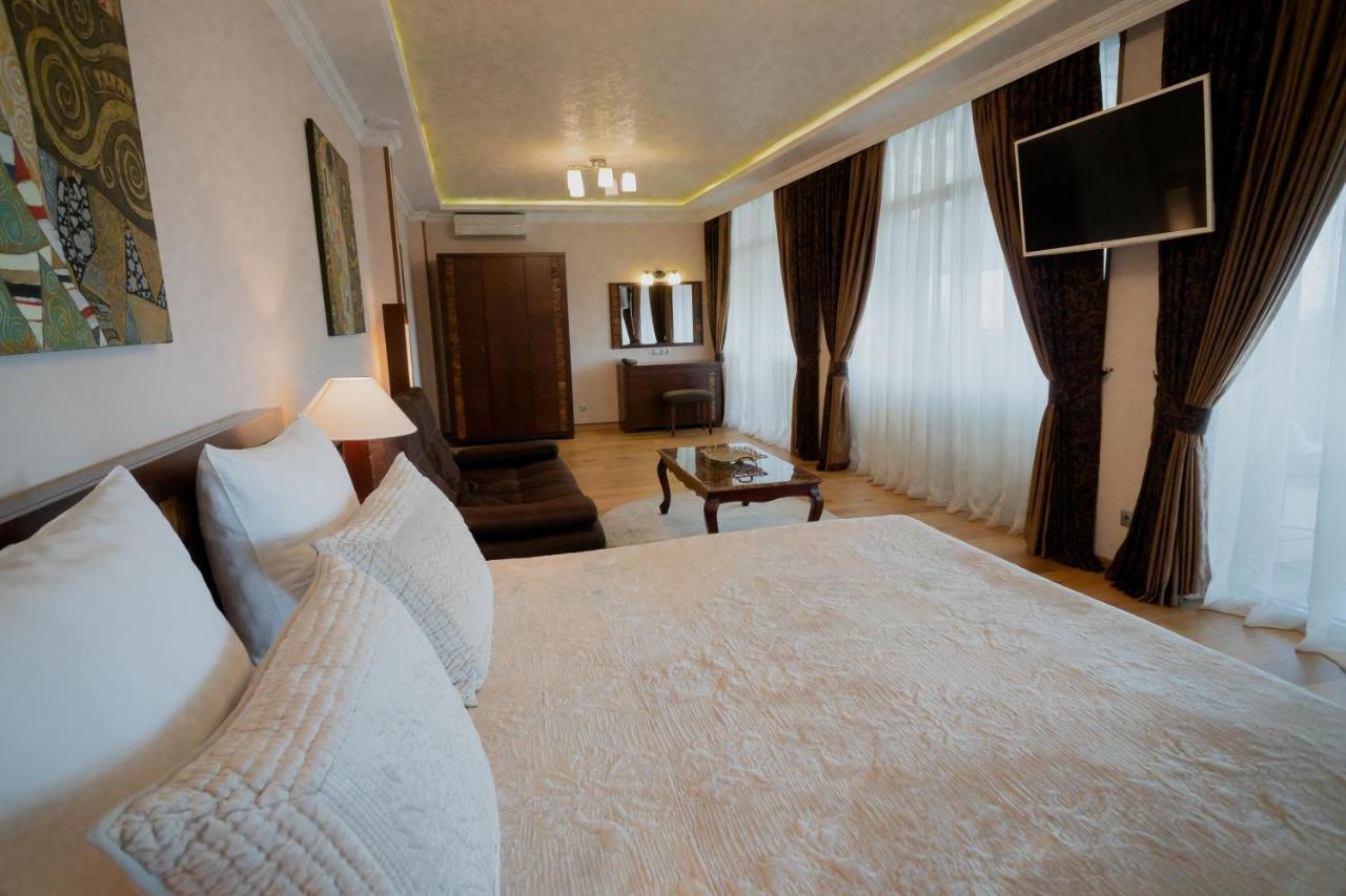 Leon Boutique Hotel Sukhumi Ngoại thất bức ảnh