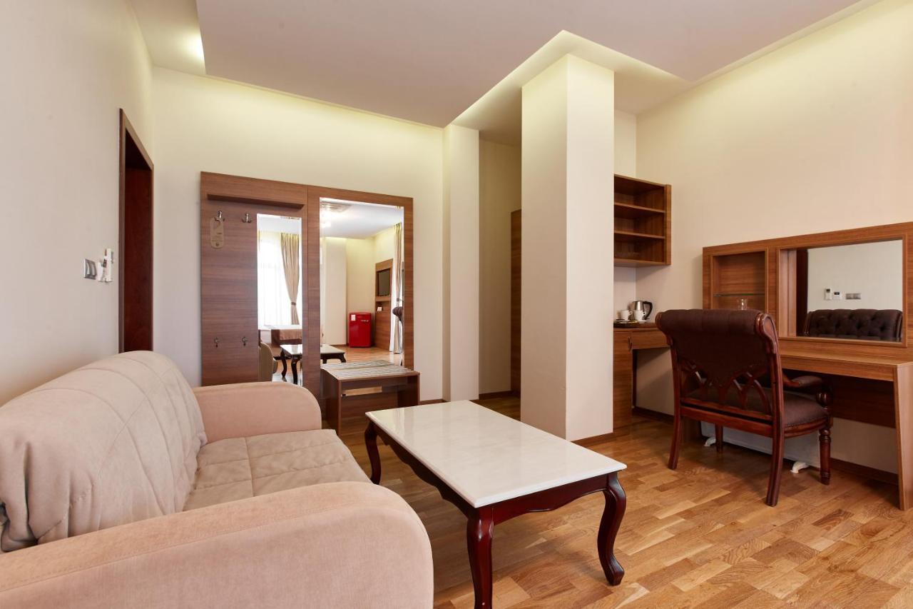 Leon Boutique Hotel Sukhumi Ngoại thất bức ảnh