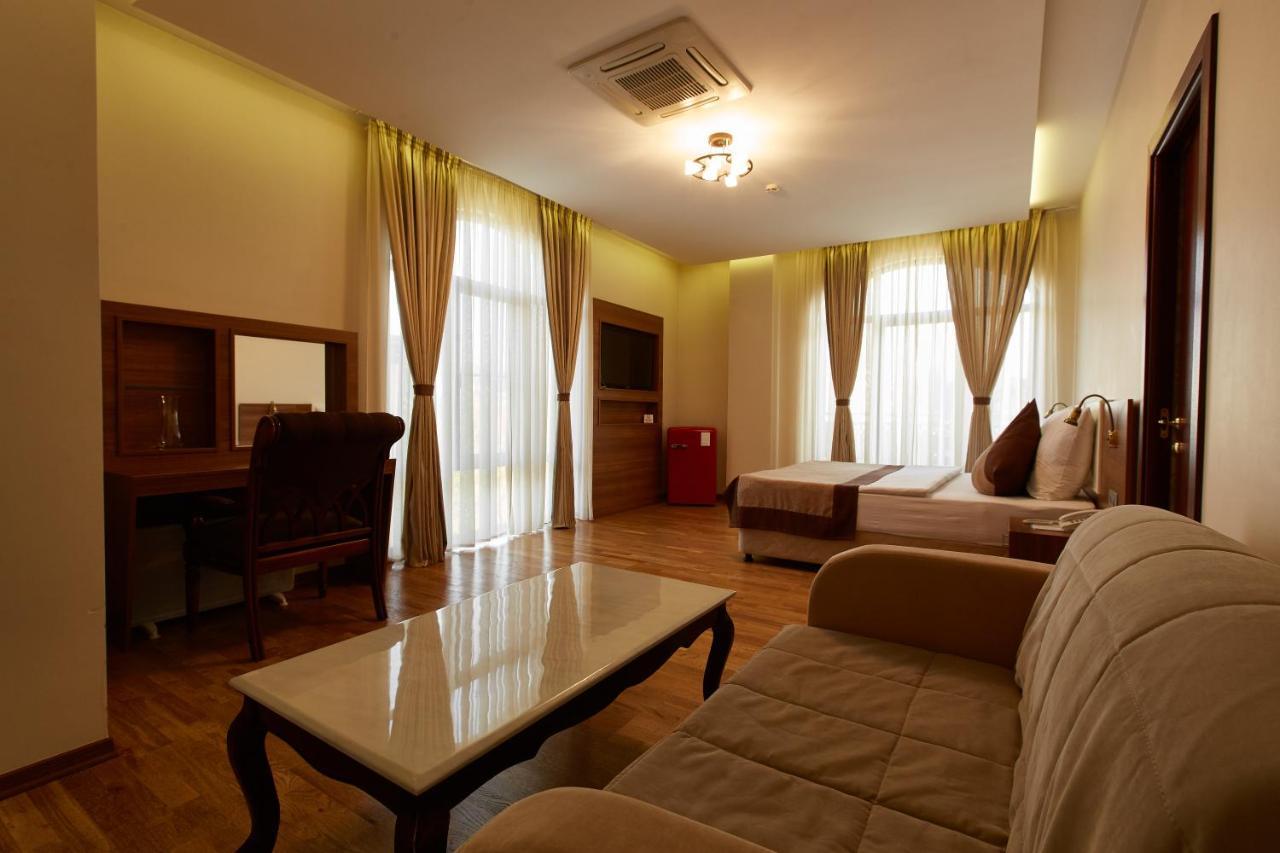 Leon Boutique Hotel Sukhumi Ngoại thất bức ảnh